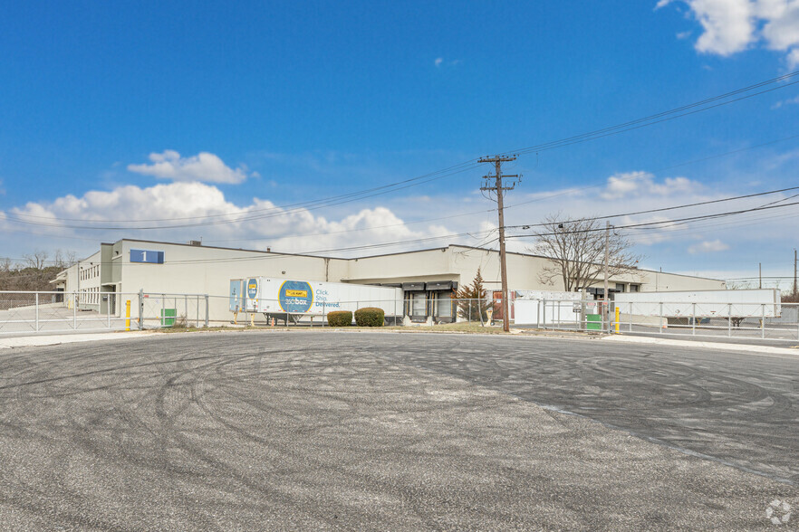 1 Adams Blvd, Farmingdale, NY for lease - Building Photo - Image 2 of 4