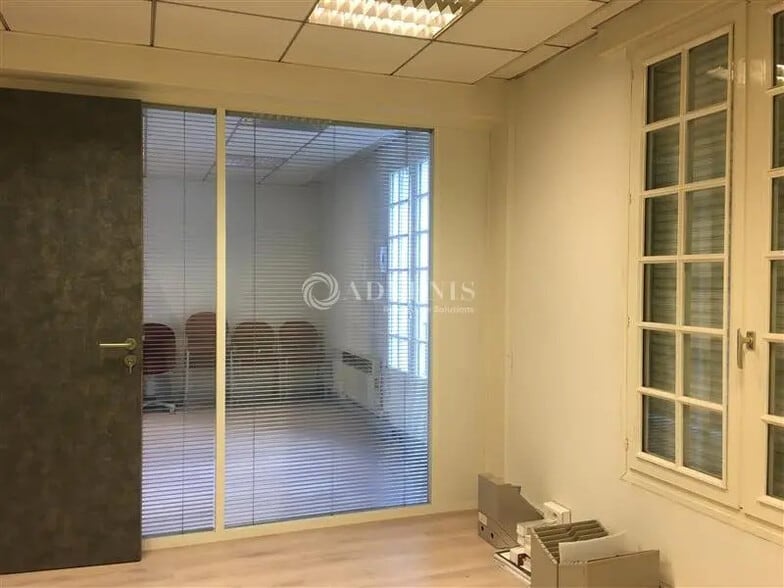 Office in Le Plessis-Robinson for lease - Interior Photo - Image 2 of 5