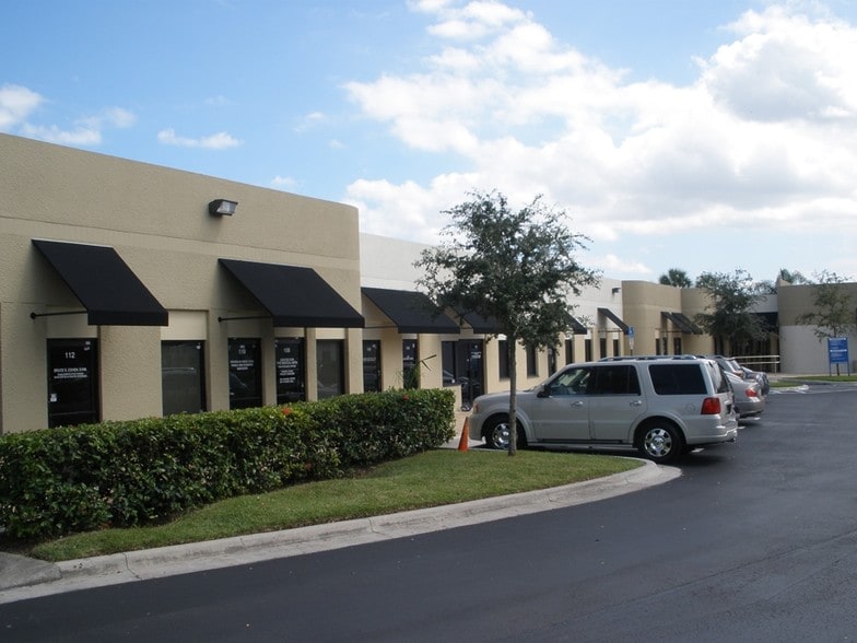 8100-8110 Royal Palm Blvd, Coral Springs, FL for lease - Building Photo - Image 1 of 12