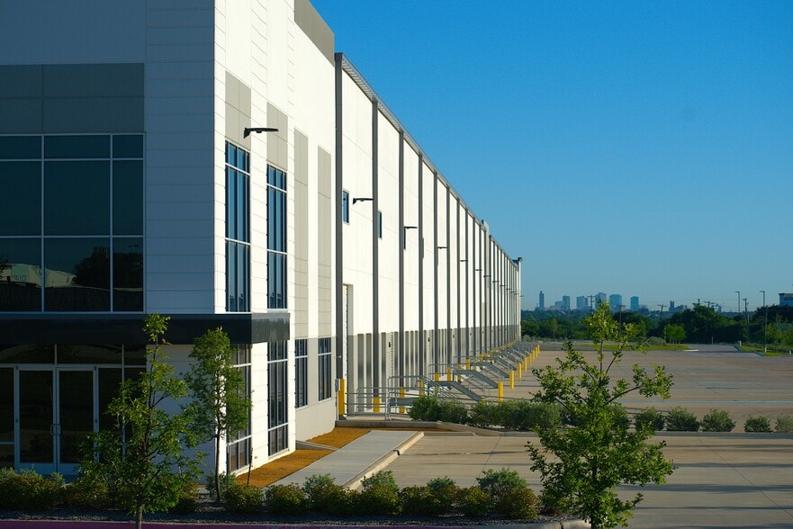 9401 Hemphill St, Fort Worth, TX for lease - Building Photo - Image 3 of 11