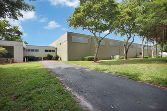 14100 NW 58th Ct, Miami Lakes, FL for lease Interior Photo- Image 2 of 4