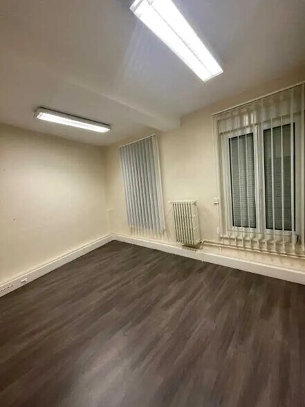 Office in Saint-Quentin for lease - Building Photo - Image 2 of 9