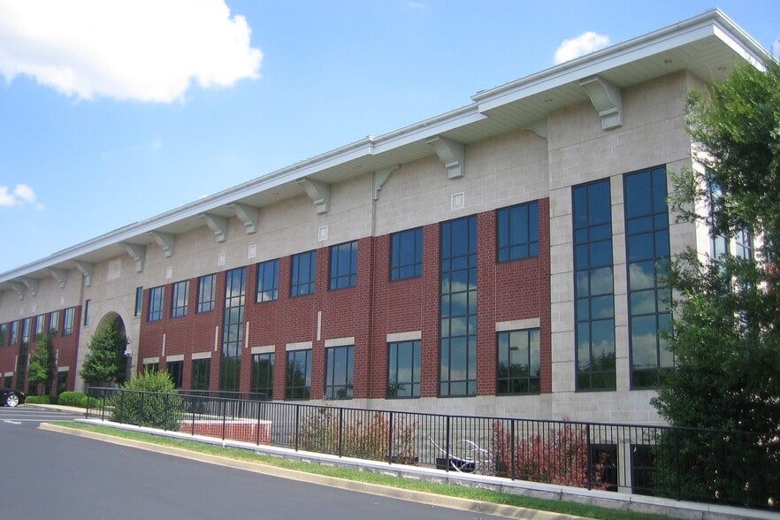 1700 Eastpoint Pky, Louisville, KY for lease - Building Photo - Image 1 of 4