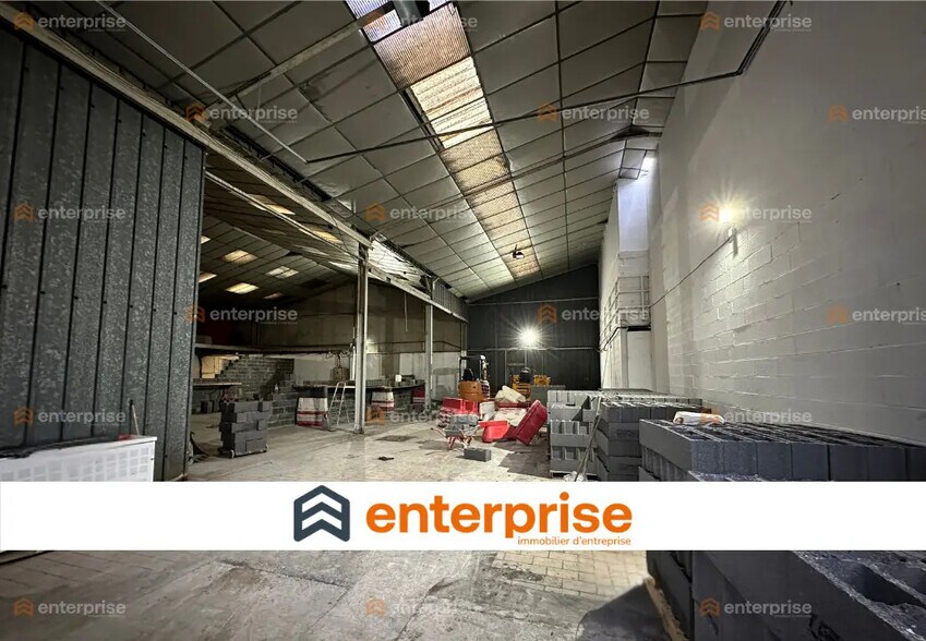 Flex in Seclin for lease - Interior Photo - Image 1 of 3