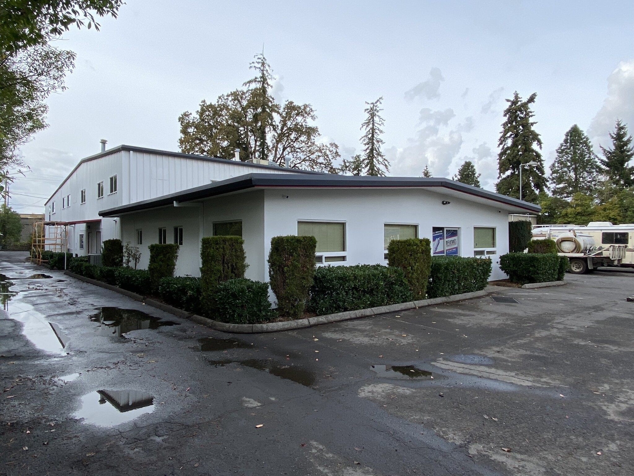 9587-9595 SW Tualatin Sherwood Rd, Tualatin, OR for lease Building Photo- Image 1 of 11