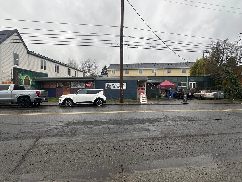 4033 SE Milwaukie Ave, Portland, OR for sale - Building Photo - Image 2 of 12