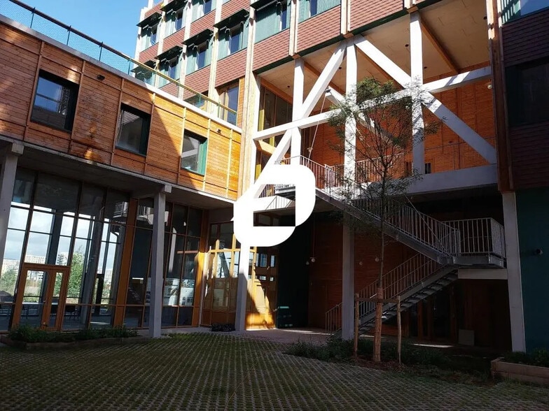 Retail in Nantes for lease - Building Photo - Image 2 of 19