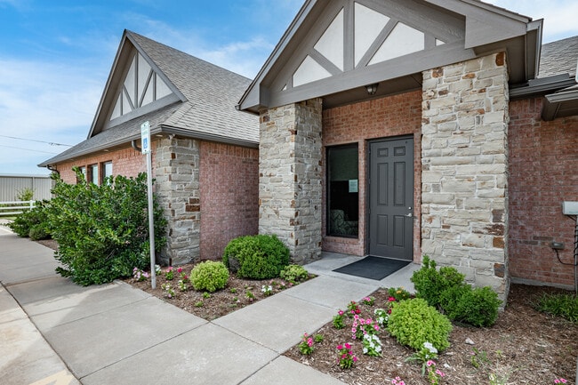 More details for 9400 S I-35 Service Rd, Moore, OK - Office for Sale