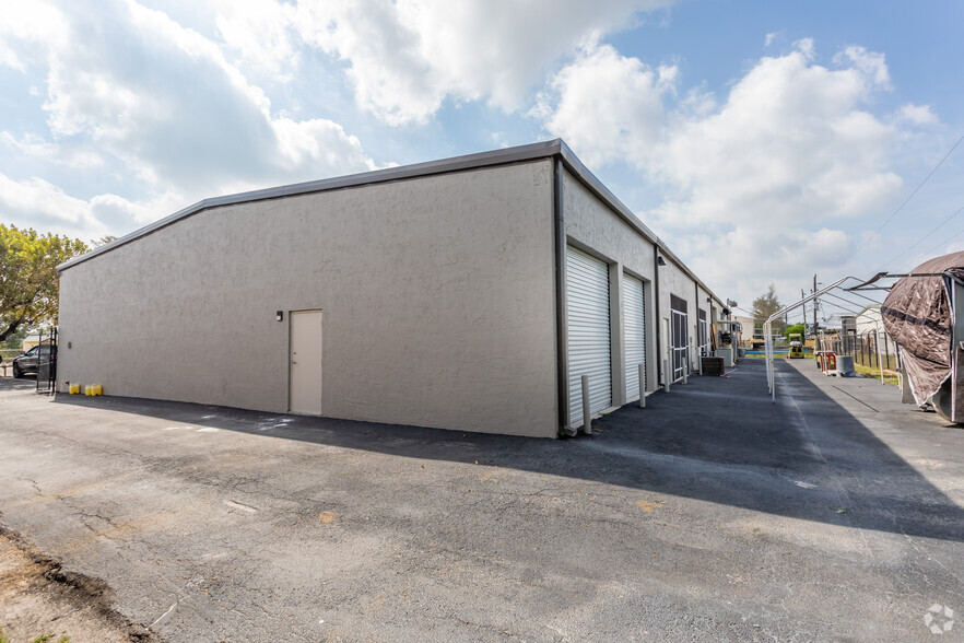 5751 Houchin St, Naples, FL for lease - Building Photo - Image 2 of 6