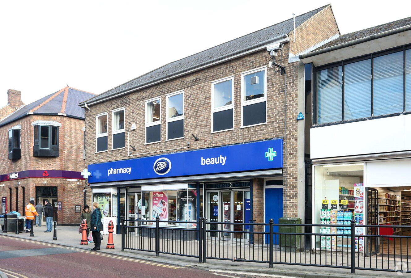 31 Newgate St, Auckland DL14 7EW Retail for Rent