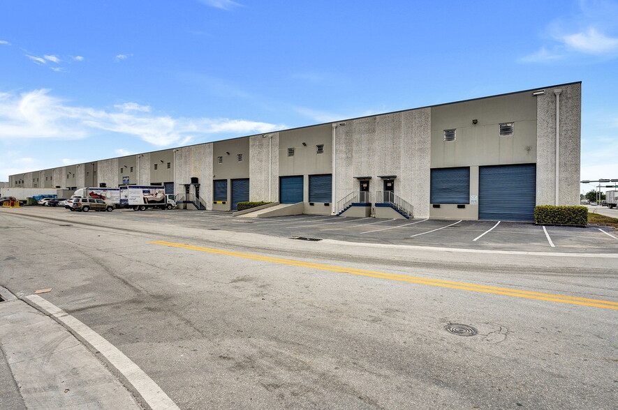 8700-8796 NW 100th St, Medley, FL for lease - Building Photo - Image 1 of 1