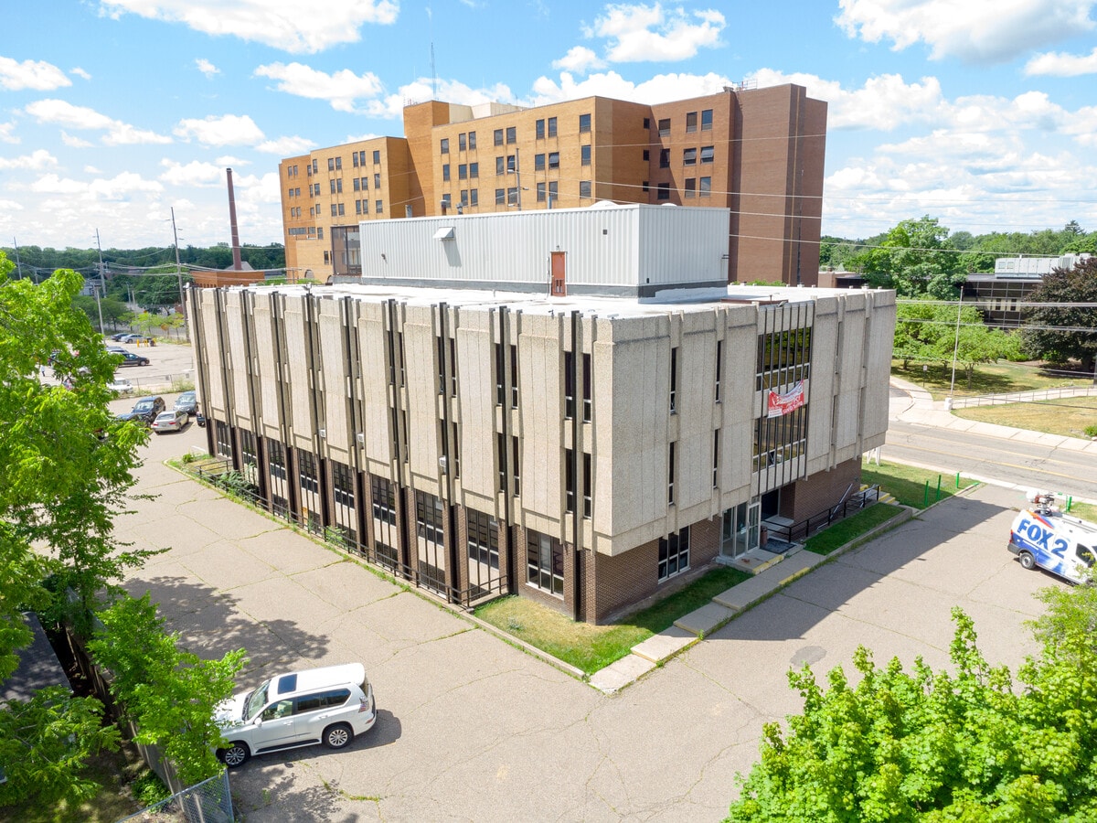 35 S Johnson St, Pontiac, MI 48341