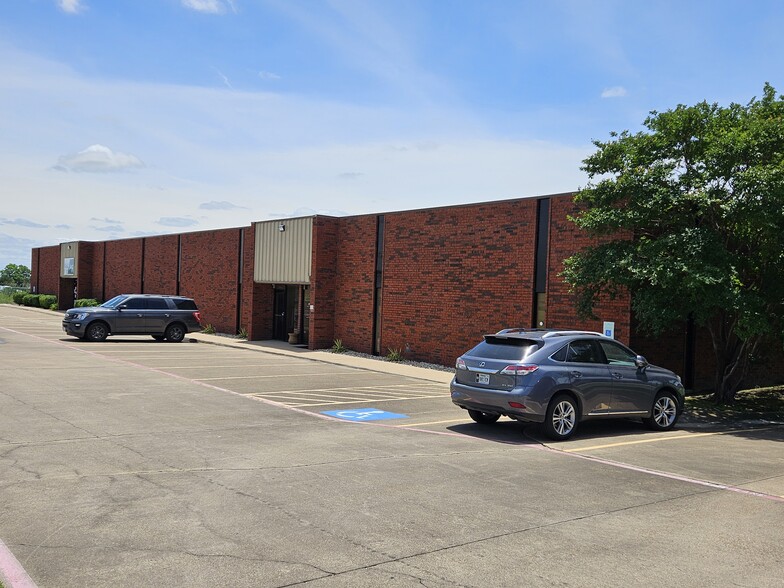 2604 N Kaufman St, Ennis, TX for lease - Building Photo - Image 1 of 10