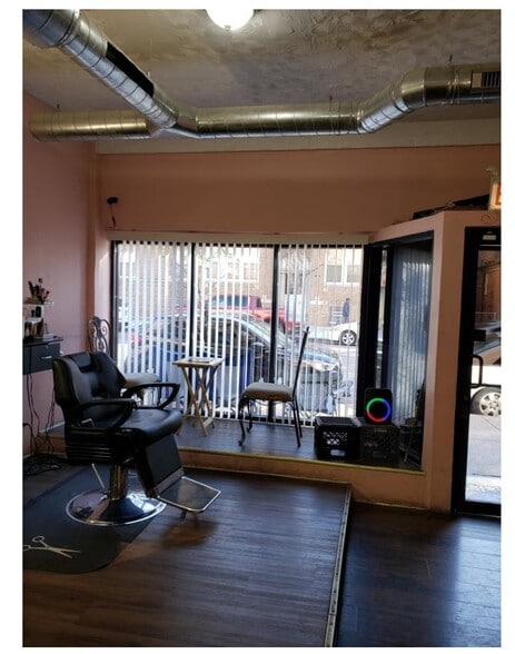 350 E 71st St, Chicago, IL for sale - Interior Photo - Image 3 of 12