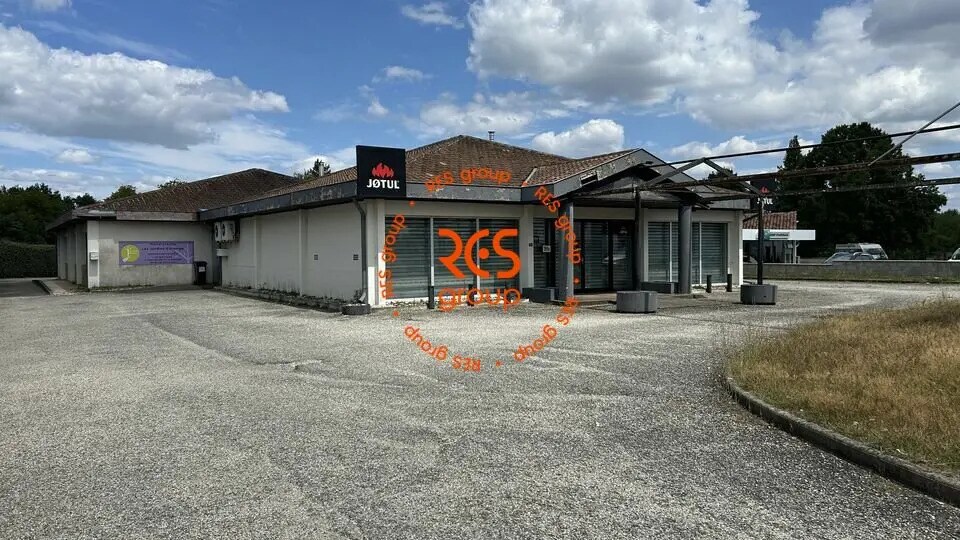 Retail in Le Haillan for lease - Building Photo - Image 1 of 9