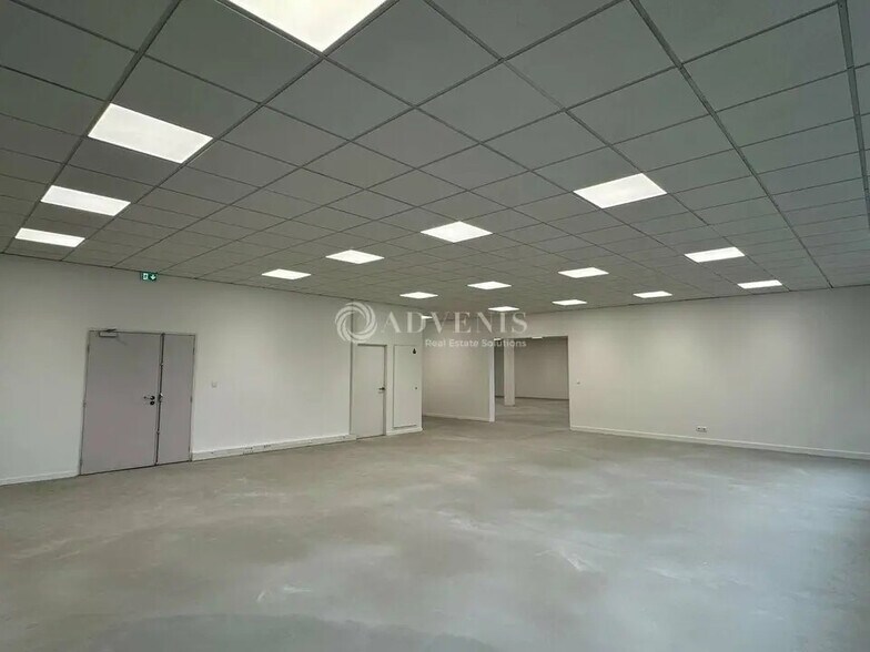 Flex in Saclay for lease - Interior Photo - Image 3 of 12