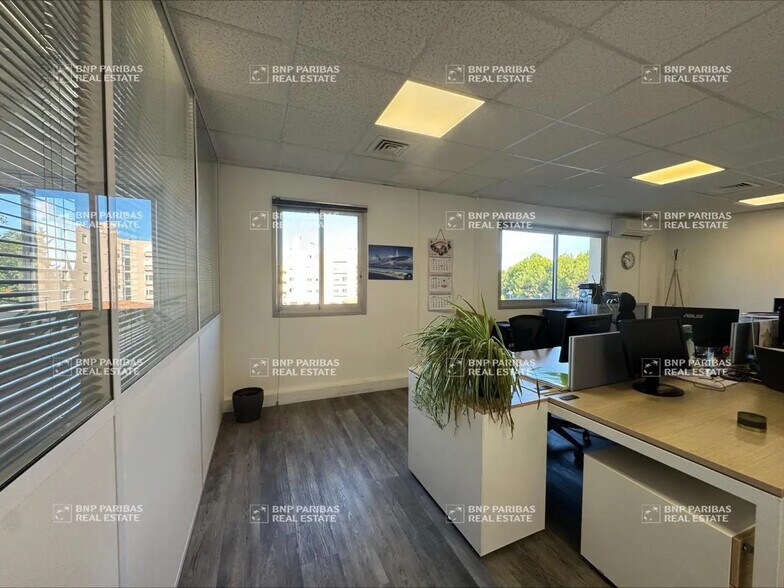 Office in Vitrolles for lease - Building Photo - Image 3 of 17