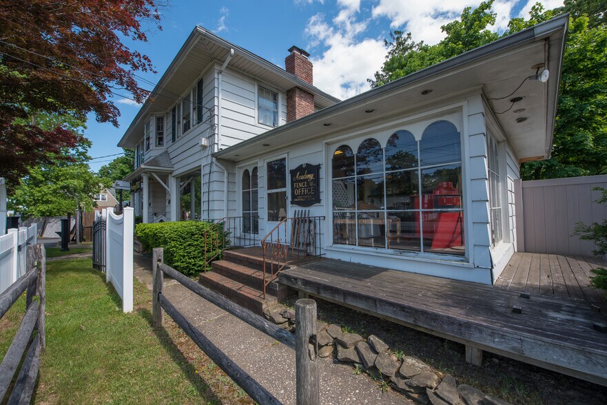 660 Middle Country Rd, Nesconset, NY 11767