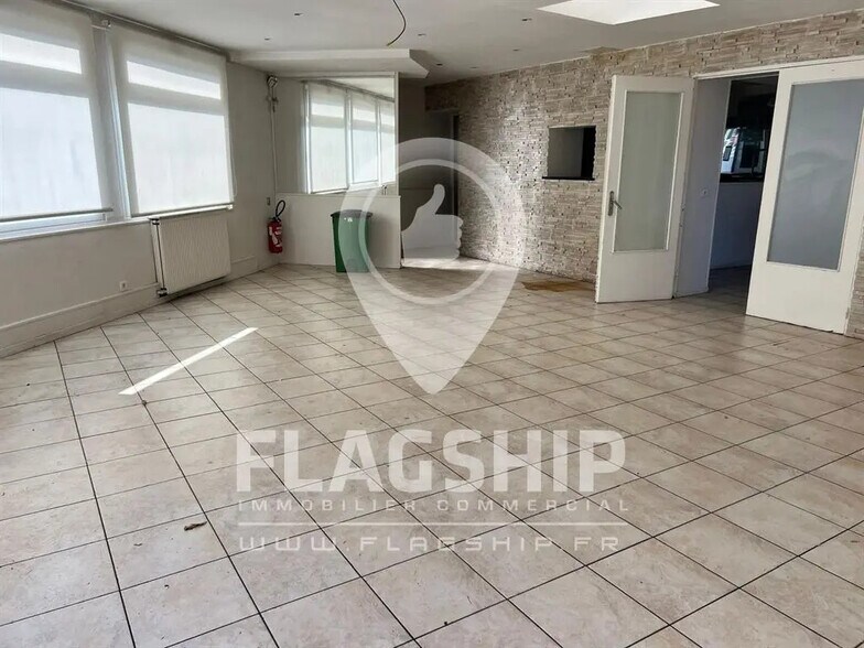 Retail in L'HAY-LES-ROSES for lease - Interior Photo - Image 2 of 9