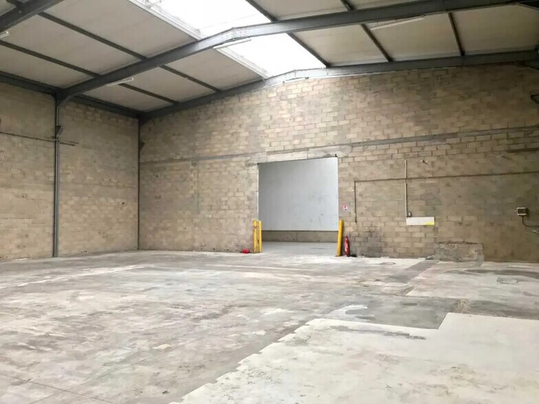 Flex in Allonne for lease - Interior Photo - Image 2 of 4