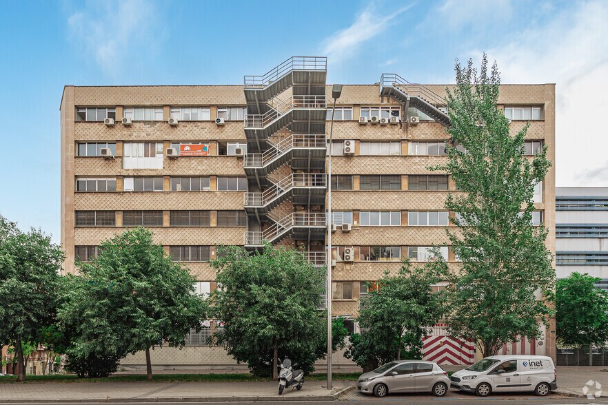 Office in Madrid, Madrid for lease - Building Photo - Image 2 of 4