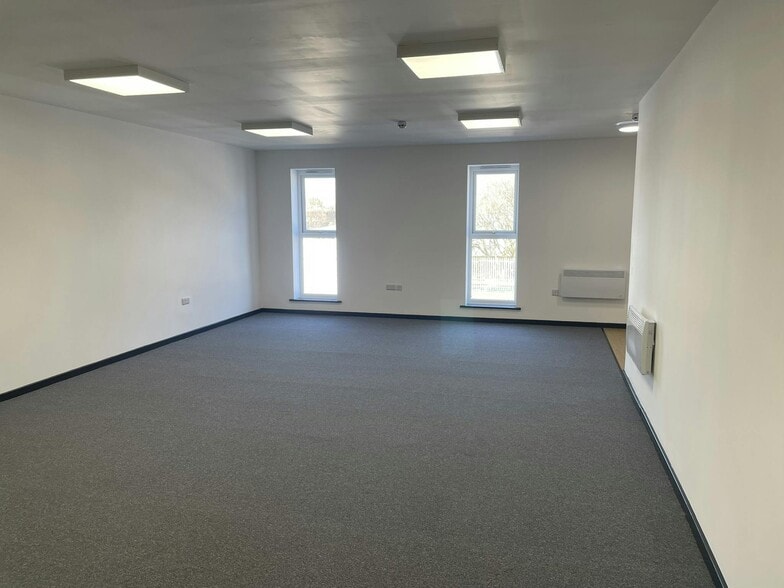 Greenside Way, Manchester for lease - Interior Photo - Image 3 of 12
