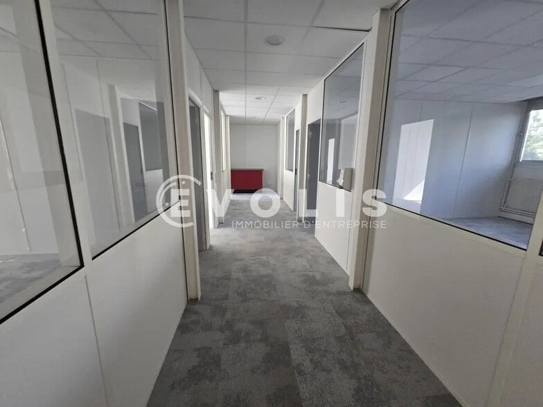 Office in Palaiseau for lease - Interior Photo - Image 3 of 8