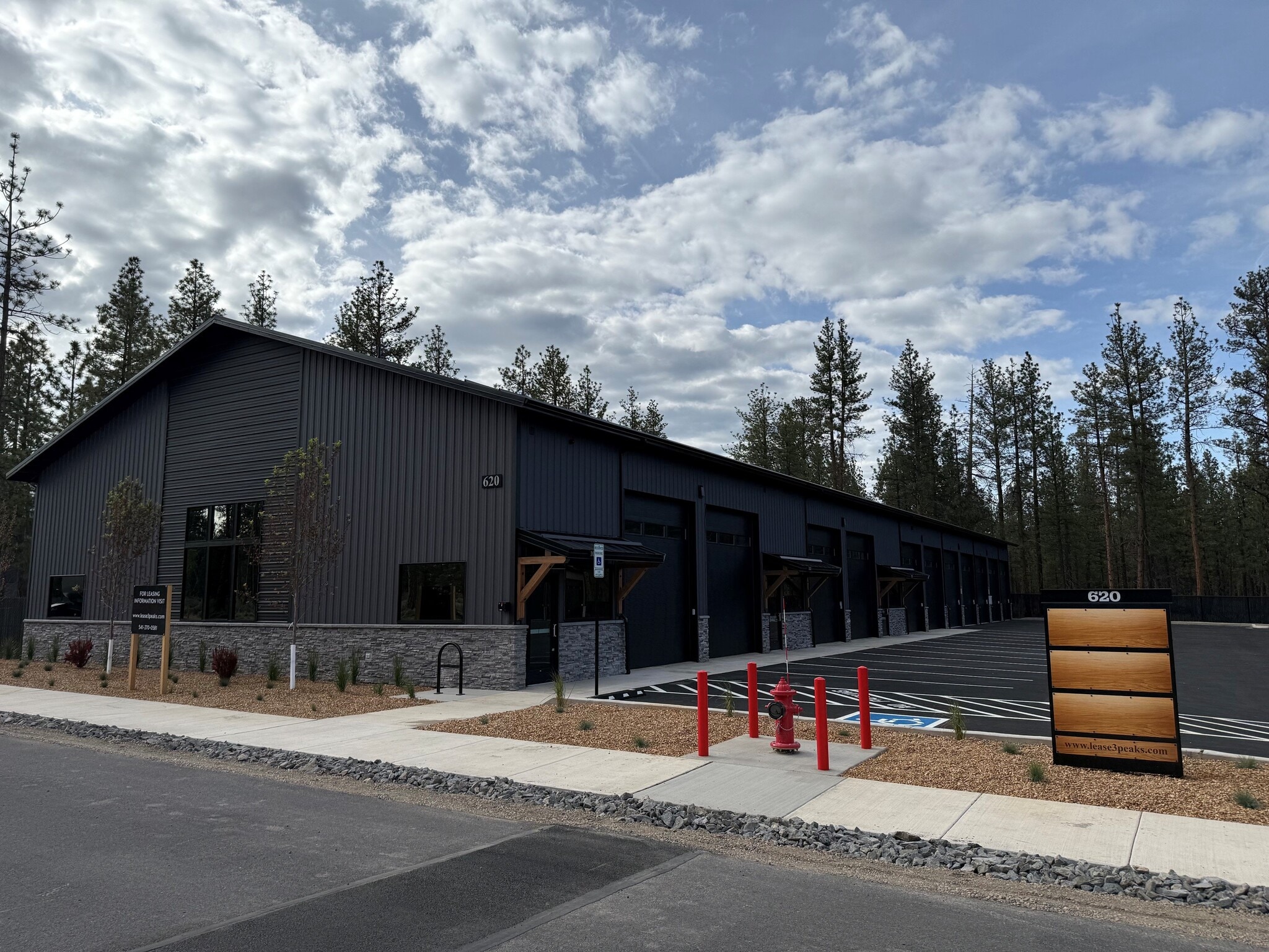 620 Three Peaks dr, Sisters, OR for lease Primary Photo- Image 1 of 4
