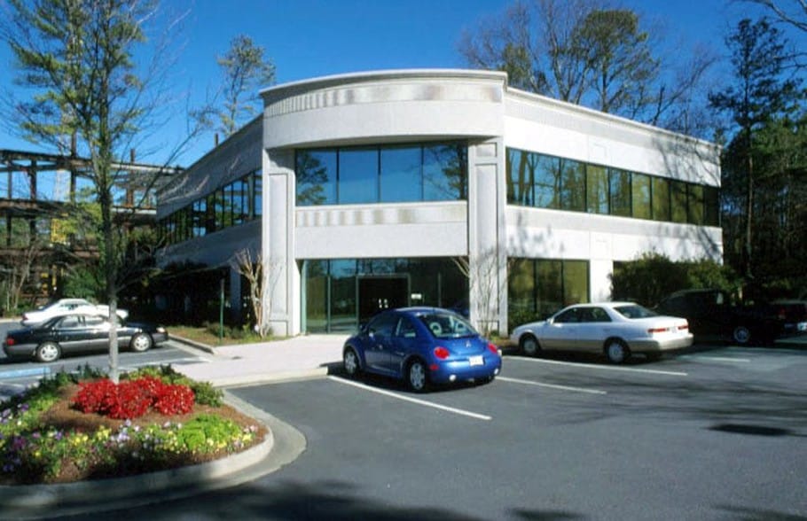 6645 Peachtree Dunwoody Rd, Atlanta, GA for lease - Primary Photo - Image 1 of 22