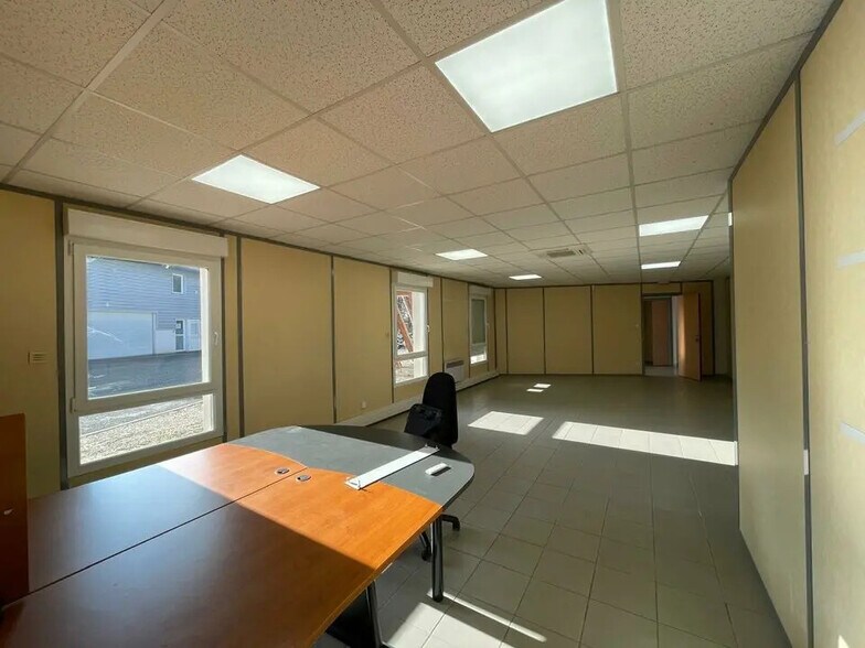 Office in Bourgoin-Jallieu for lease - Interior Photo - Image 3 of 12