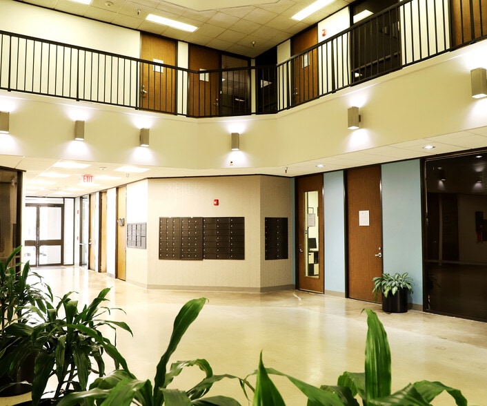 2600 S Loop W, Houston, TX for lease - Lobby - Image 3 of 5