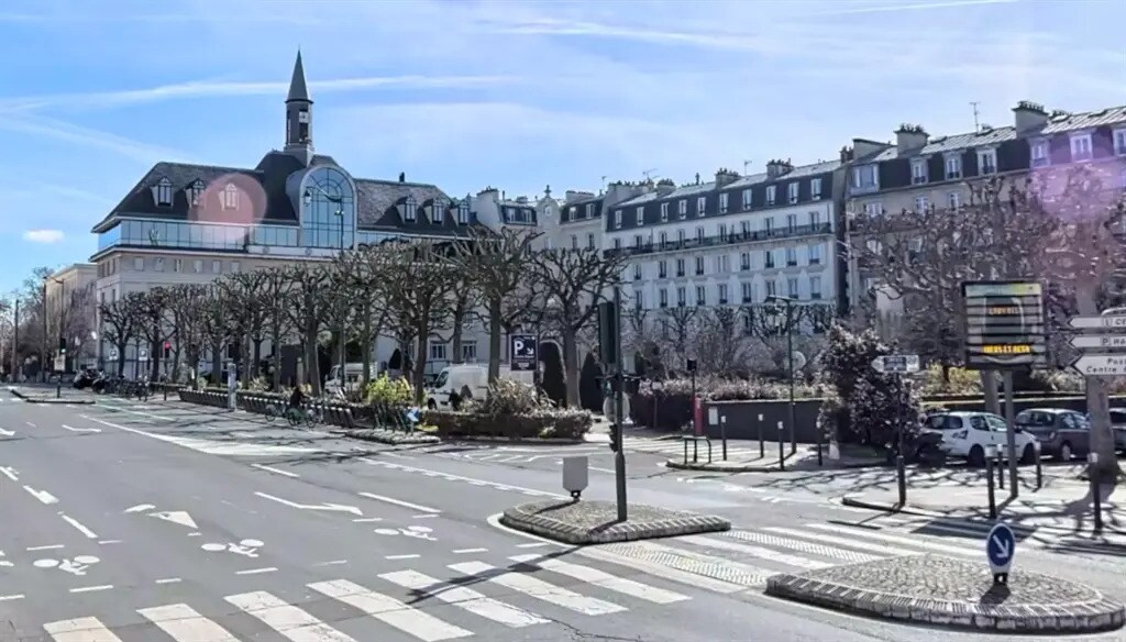 Retail in Saint-Mandé for lease Building Photo- Image 1 of 7