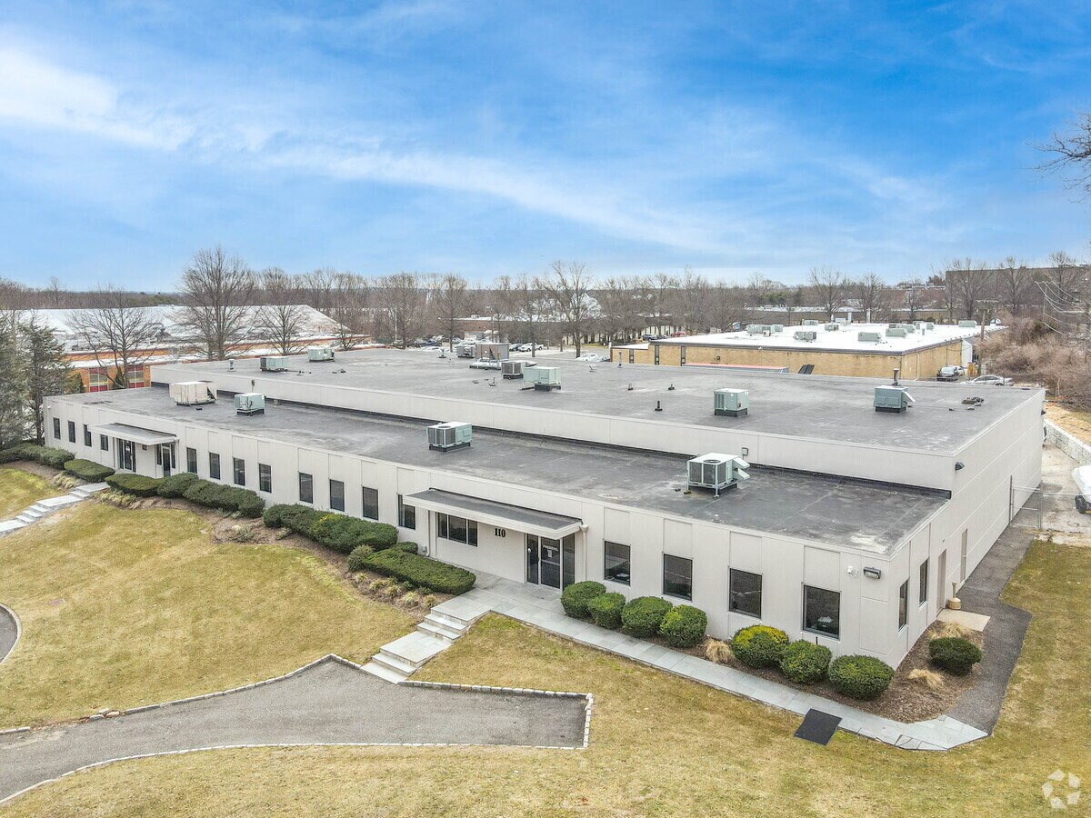 110112 Parkway Dr S, Hauppauge, NY 11788