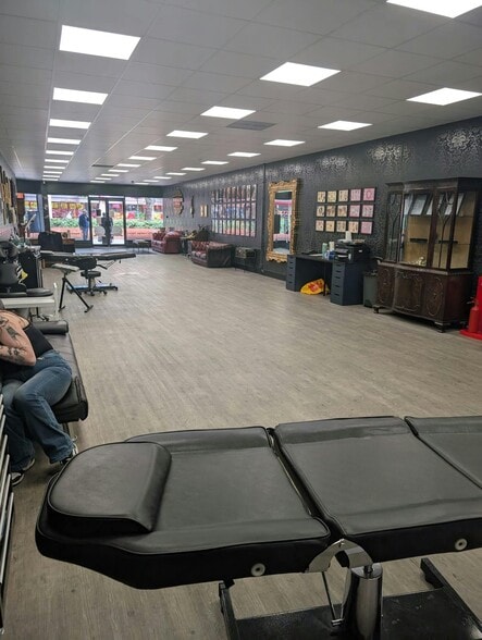 114-128 Crockhamwell Rd, Reading for lease - Interior Photo - Image 2 of 5