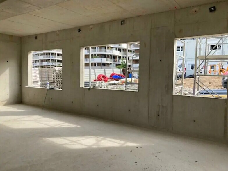 Retail in Noisy-le-Grand for lease - Interior Photo - Image 3 of 5