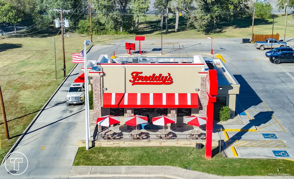 305 W Commerce St, Brownwood, TX for sale - Building Photo - Image 2 of 6