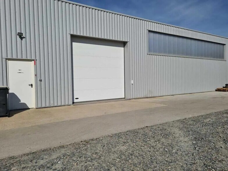 Flex in Bessenay for lease - Building Photo - Image 1 of 9