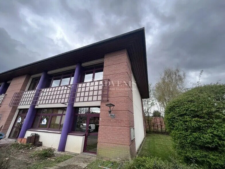 Office in Voisins-le-Bretonneux for lease - Building Photo - Image 3 of 5