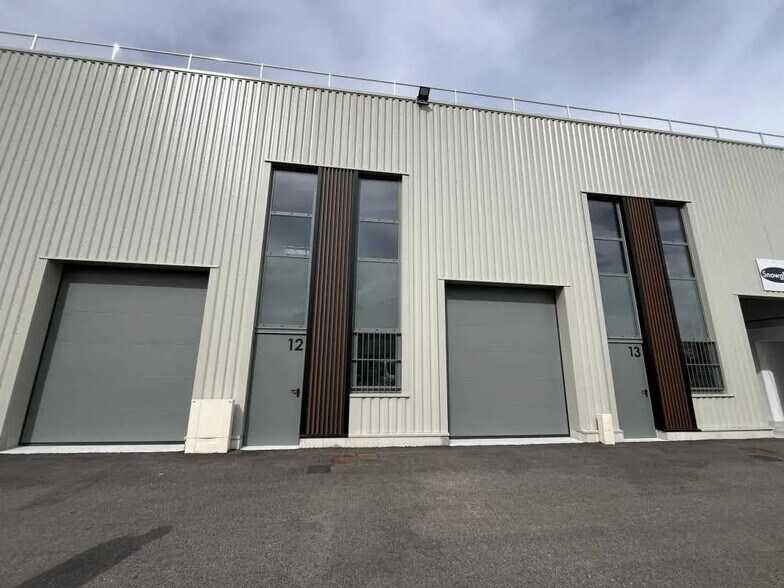 Rue Des Valets, Montluel for sale - Building Photo - Image 2 of 9