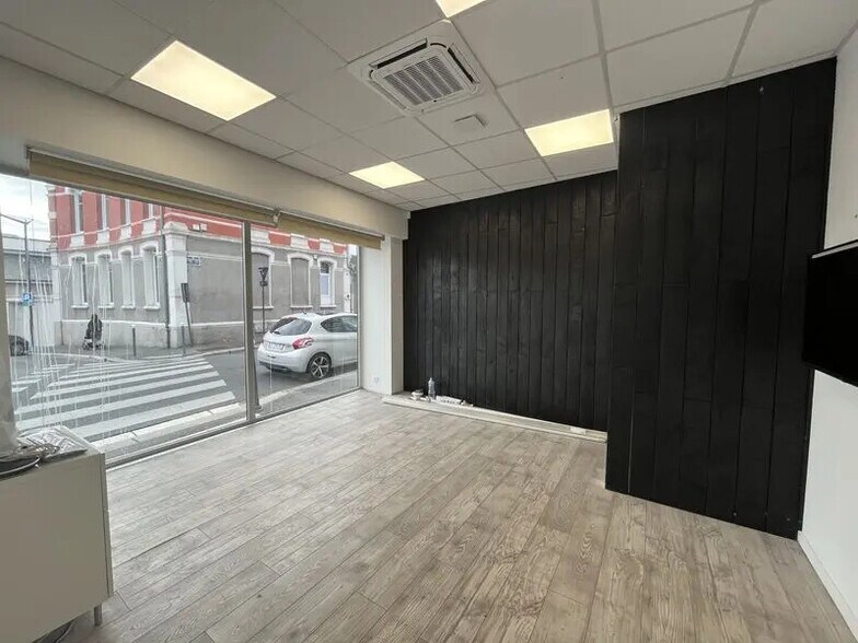 Office in Saint-Quentin for lease - Building Photo - Image 3 of 7