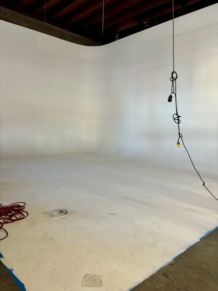 2618 E 55th St, Los Angeles, CA for lease - Building Photo - Image 3 of 7