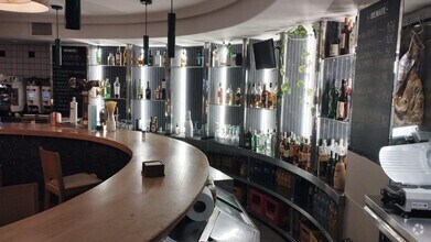 Retail in Madrid, Madrid for lease Interior Photo- Image 2 of 14