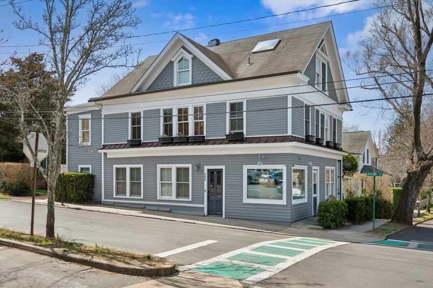 200 Division St, Sag Harbor, NY for lease - Building Photo - Image 1 of 23