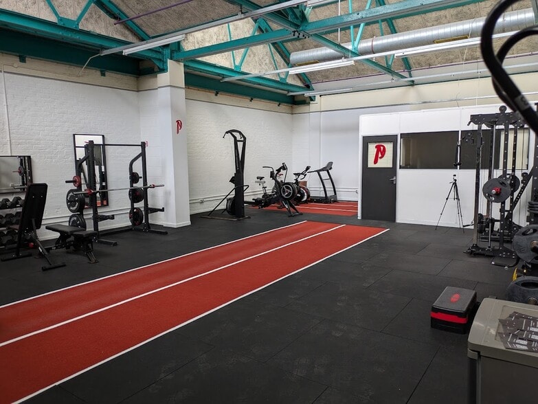 Victoria St, Oldham for lease - Building Photo - Image 2 of 25