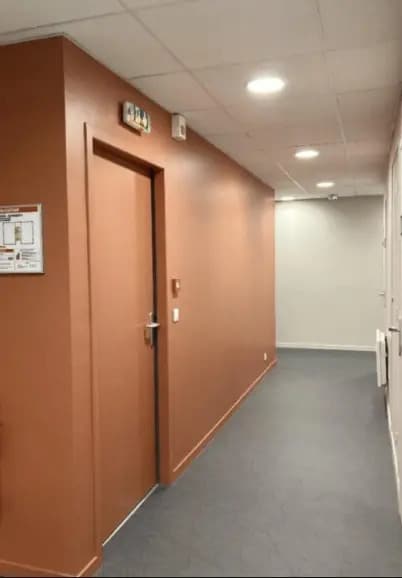 Office in Villeurbanne for lease - Interior Photo - Image 2 of 9