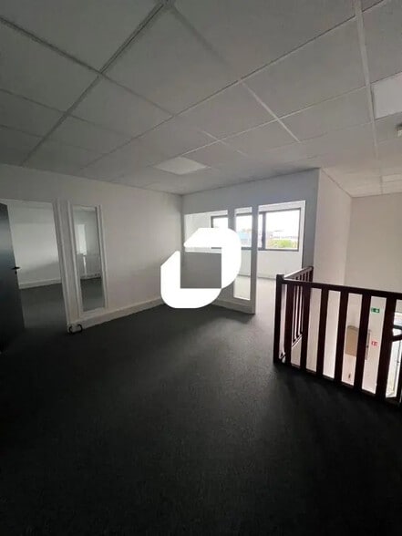 Office in Quincy-Voisins for lease - Interior Photo - Image 2 of 5