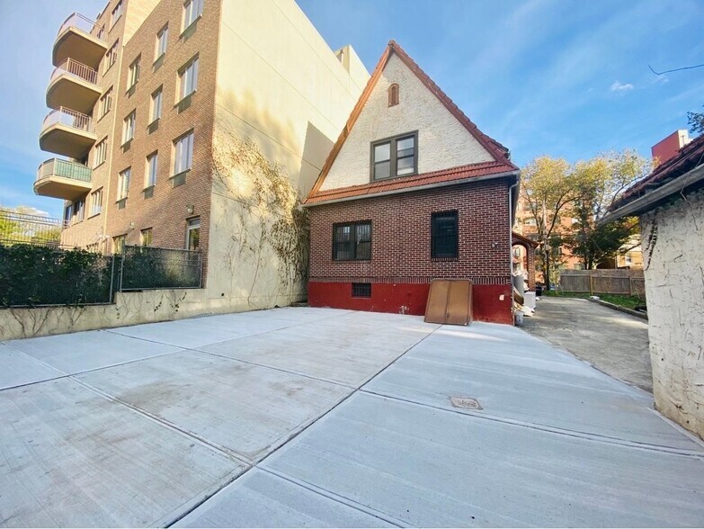 14125 84th Dr, Briarwood, NY 11435