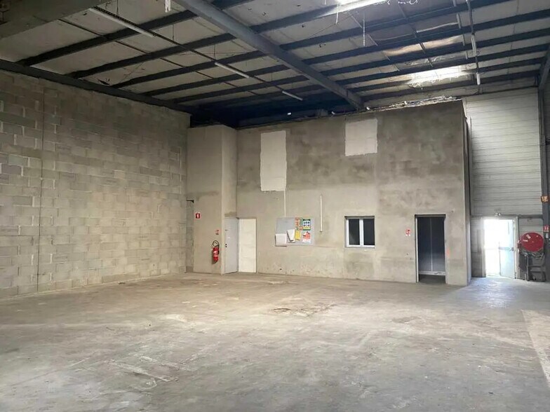 Office in Toussieu for lease - Interior Photo - Image 2 of 7