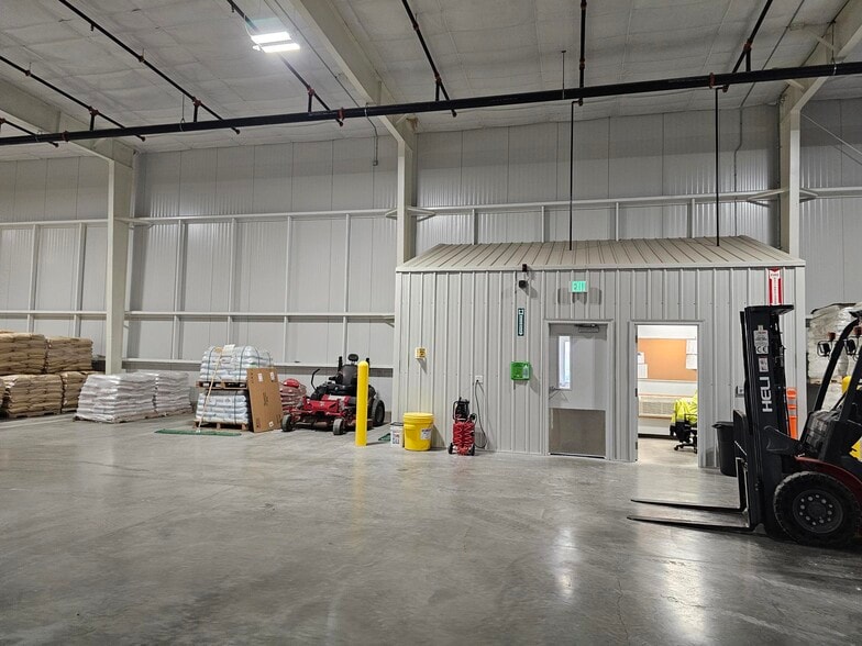 7602 345th st, Stanley, WI for sale - Interior Photo - Image 2 of 27