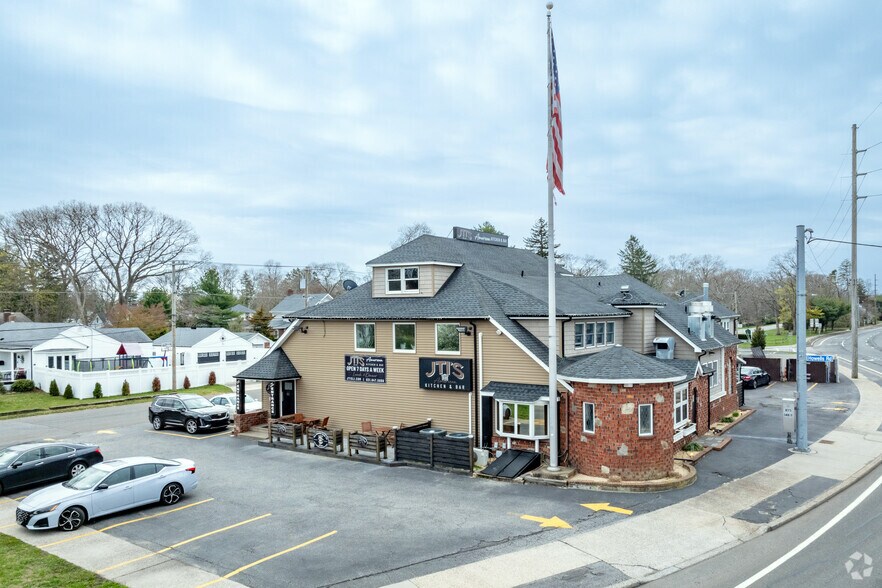 91 Howells Rd, Brightwaters, NY 11718 Former Jon Thomas Inne